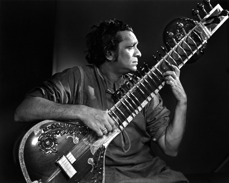 Рави Шанкар (Ravi Shankar) - легендарный ситарист (sitarist)